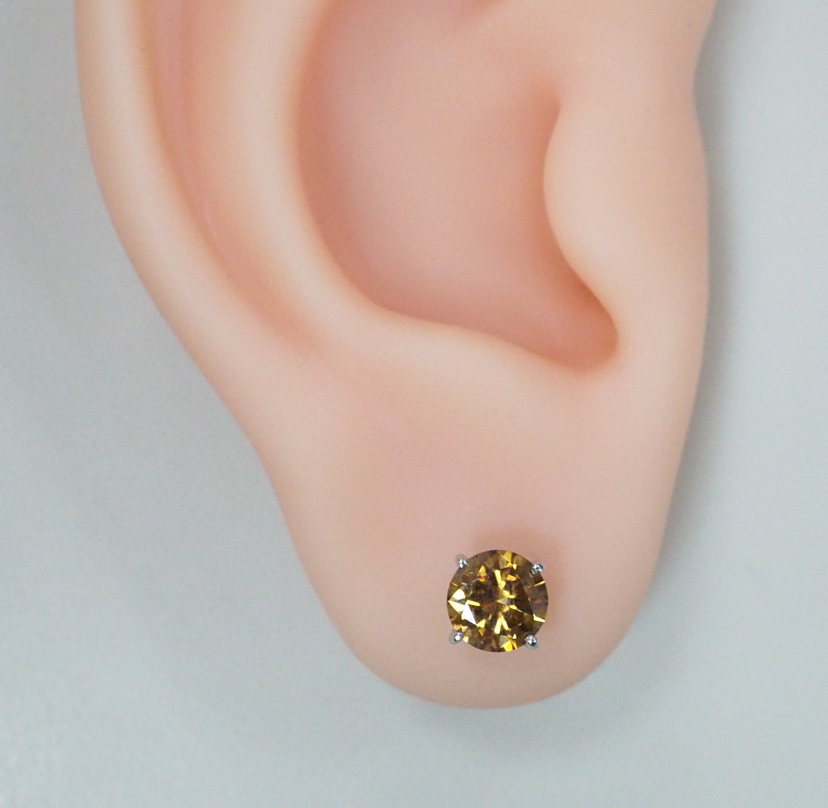 Серебряные серьги-пусеты с коричневыми муассанитами